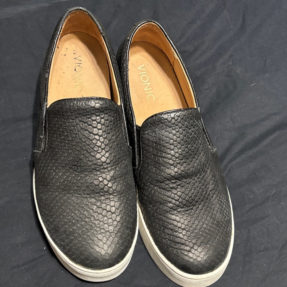 Vionic slip ons sz 9
